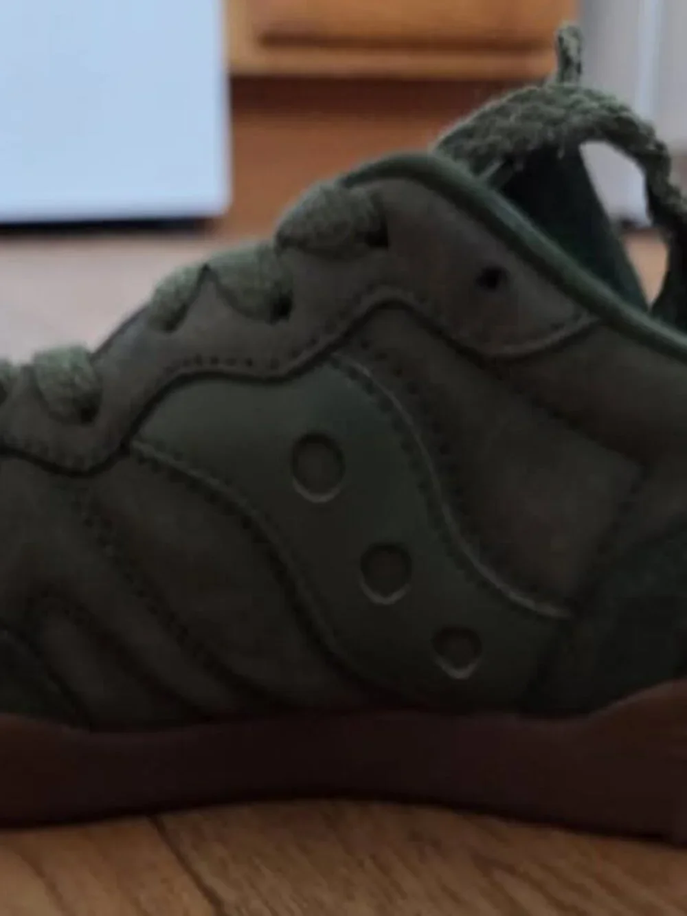 Saucony 586i Nubuck Sneakers–Cypress Green – Unisex Size 6 / Men's 6/Women's 7.5